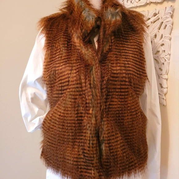 S.H. sz M faux fur vest - Picture 2 of 8